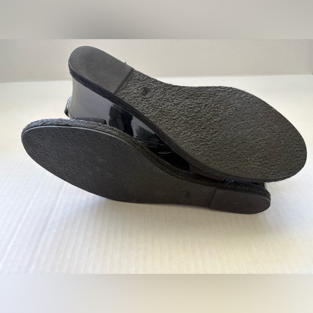 Fendi Black Patent Leather T-strap Wedge Sandals with Logo Hardware Size 38.5/ 8 - Picture 12 of 15